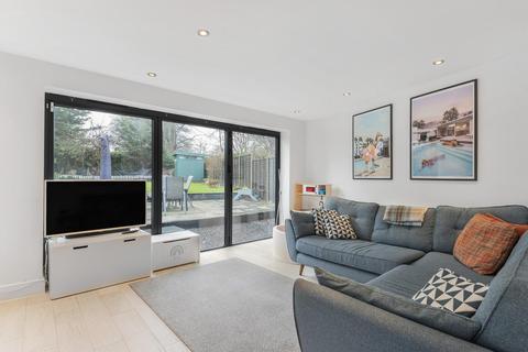 3 Pitt Crescent, London, SW19 8HT