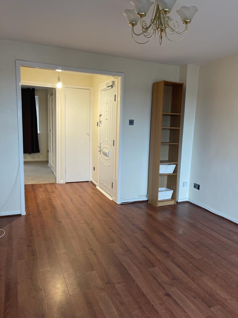 Buckingham Avenue, Perivale UB6 1 bed flat £1,200 pcm (£277 pw)