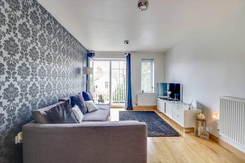 2 bedroom flat to rent - Pembury Road, Westcliff-on-sea, SS0