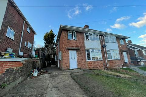 3 bedroom semi-detached house to rent - Whitelands Road, Hp12