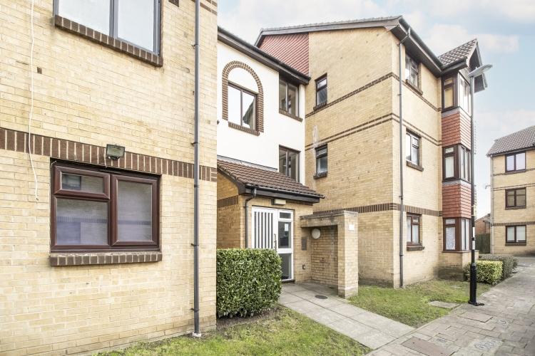 Sterling Gardens New Cross SE14 1 bed flat £1,150 pcm (£265 pw)
