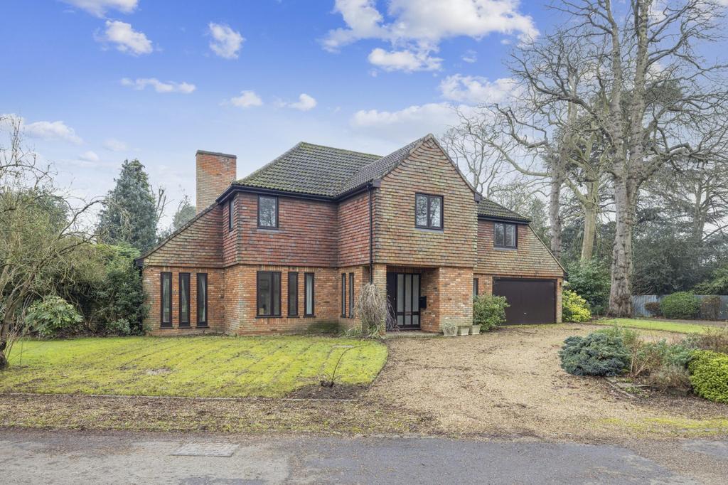 Martineau Close, Esher, KT10 5 bed detached house £2,000,000