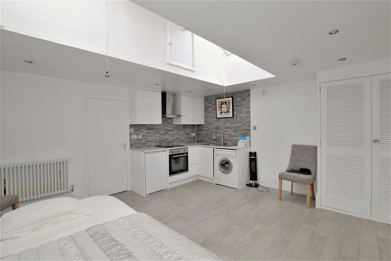 Ironsbottom, Sidlow, Reigate, Surrey.... Studio £1,000 pcm (£231 pw)