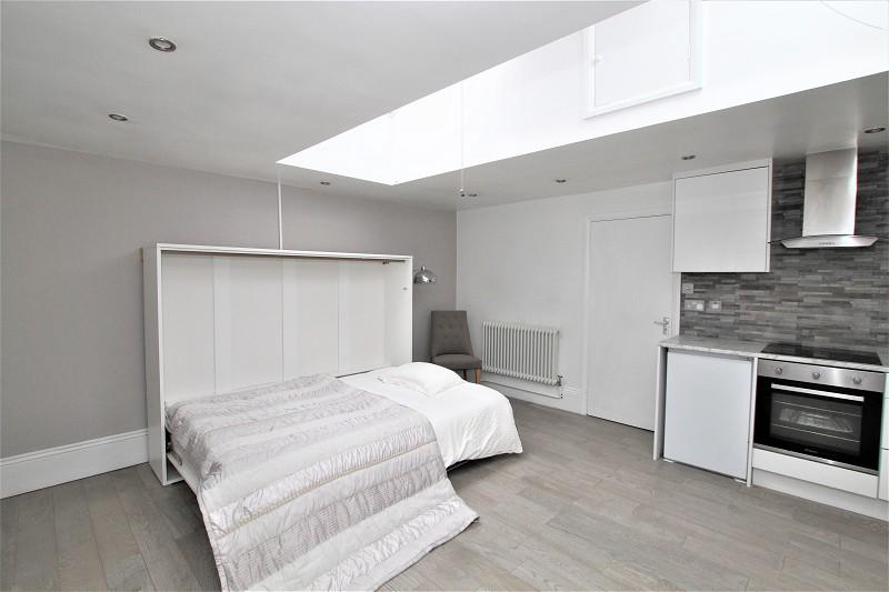 Ironsbottom, Sidlow, Reigate, Surrey.... Studio £1,000 pcm (£231 pw)