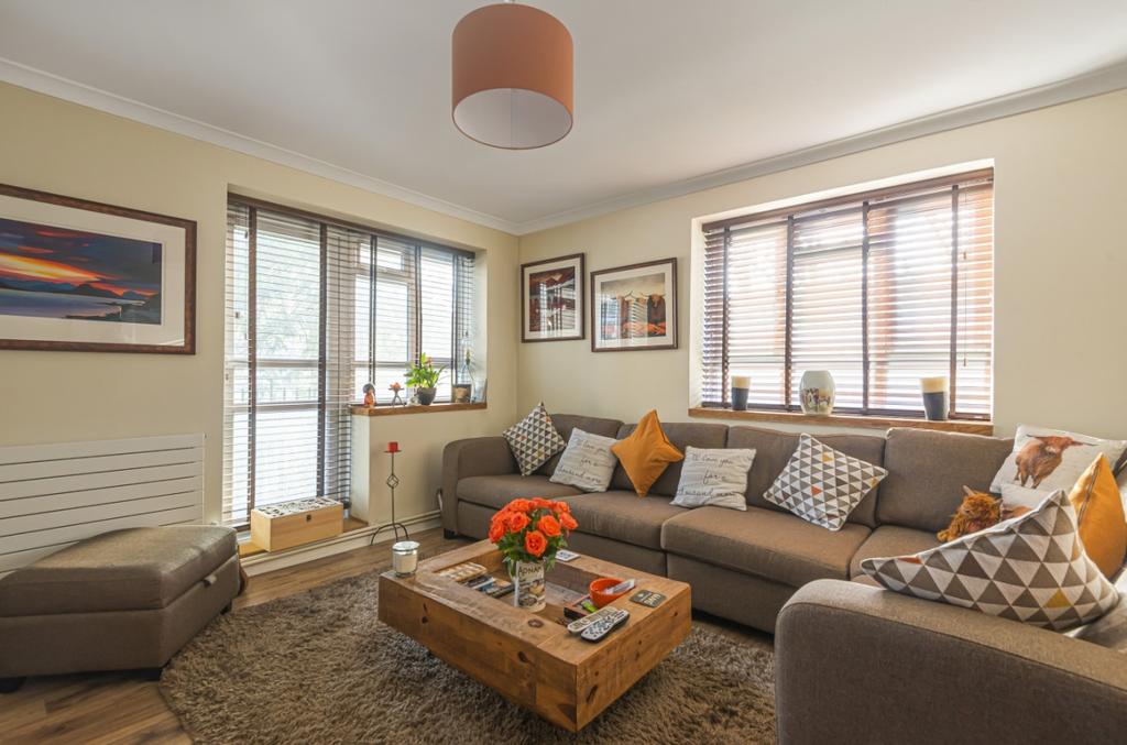 Esher Gardens London SW19 2 bed flat £1,600 pcm (£369 pw)