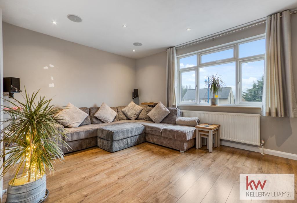 A The Broadway, Mutton Lane, Potters Bar, Hertfordshire 2 bed apartment