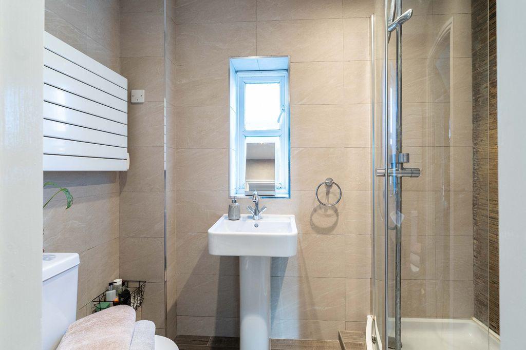 Ensuite to Bed 1