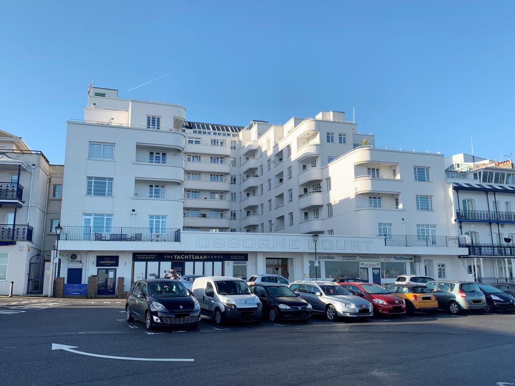 11 Osborne Court, The Parade, Cowes... 2 bed flat £157,500