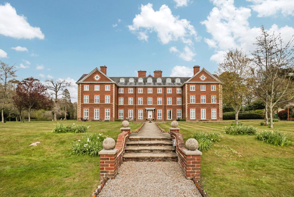 Byfleets Lane, Warnham 3 bed apartment £2,100 pcm (£485 pw)