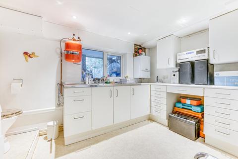 5 Clifton Road, London, N22 7XN
