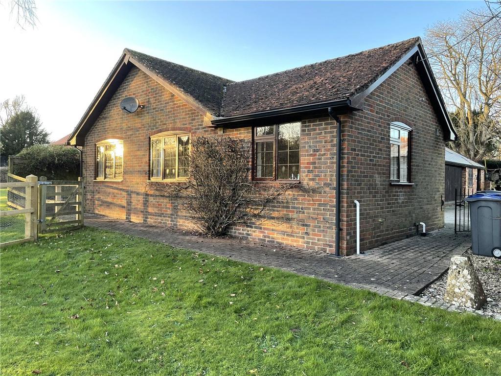 Church Lane, Mildenhall, Marlborough, SN8 2 bed bungalow £925 pcm (£