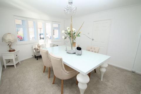 3 Broadview, Folkestone, CT20 3ES