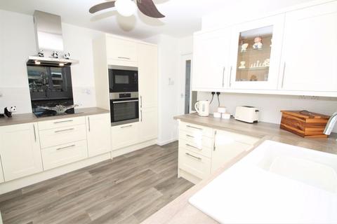 3 Broadview, Folkestone, CT20 3ES
