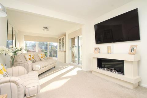 3 Broadview, Folkestone, CT20 3ES