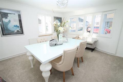 3 Broadview, Folkestone, CT20 3ES