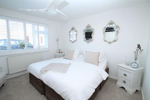 3 Broadview, Folkestone, CT20 3ES