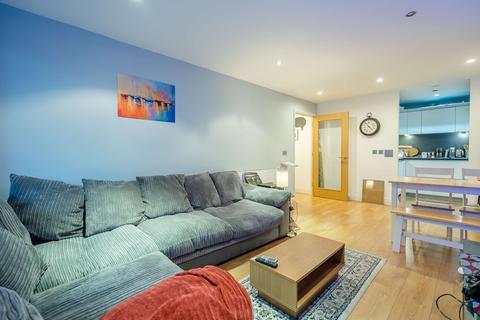 2 bedroom flat for sale - Trevithick Way, London, E3