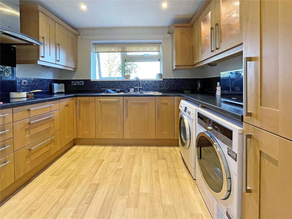 Cowbridge Crescent, Malmesbury, SN16 2 bed apartment £200,000