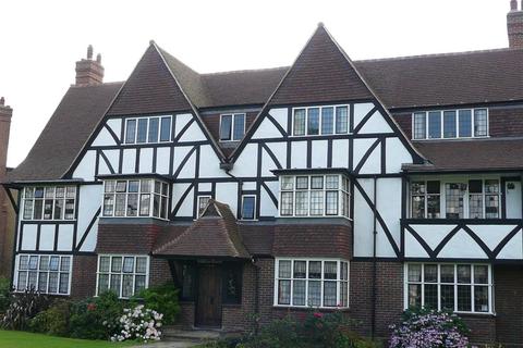 3 bedroom flat to rent - Flat , Chester Court, Monks Drive, London