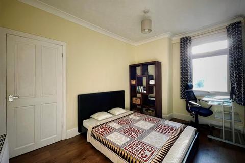 2 bedroom terraced house to rent - Myrtledene Road, London - Beautiful