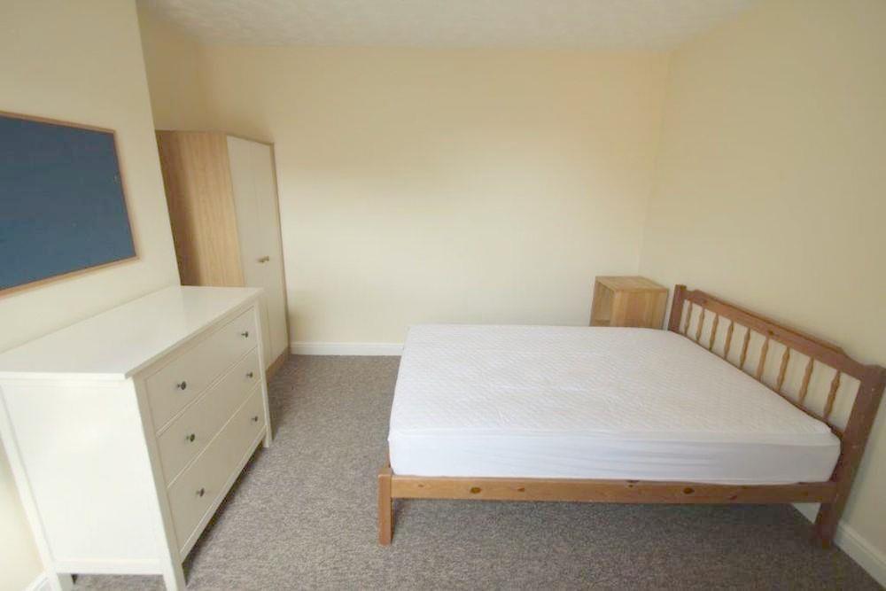 Bed 2.jpg