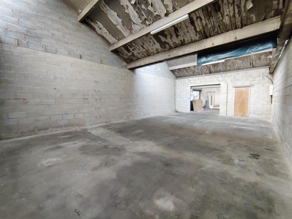 Colne Valley Business Park, Linthwaite Warehouse £550 pcm (£127 pw)