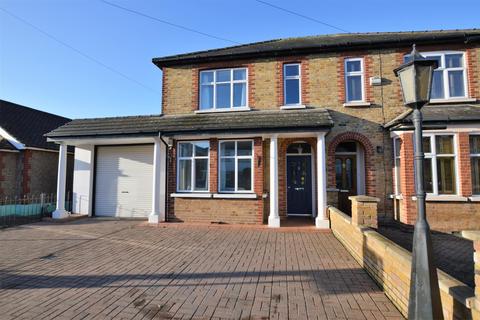 9 Ashford Crescent, Ashford, TW15 3EE