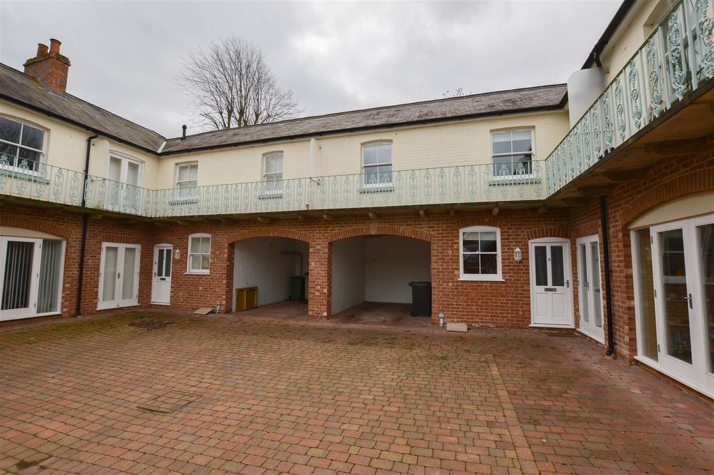Silverdale Mews, Eastbourne 3 bed detached house £1,300 pcm (£300 pw)