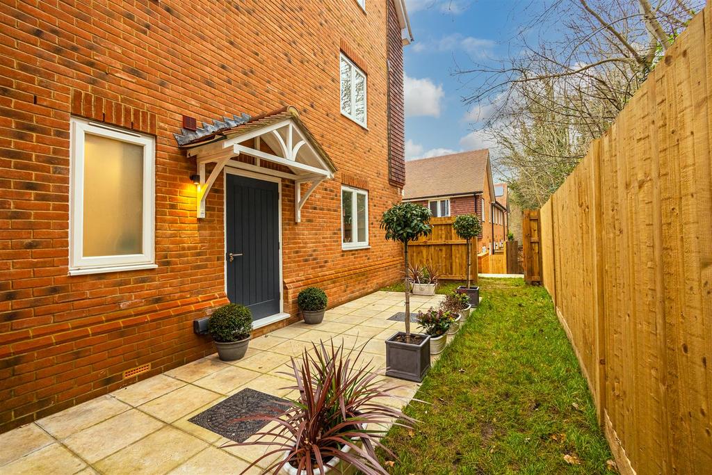 Ashurst Road, Tadworth 2 bed apartment £375,000