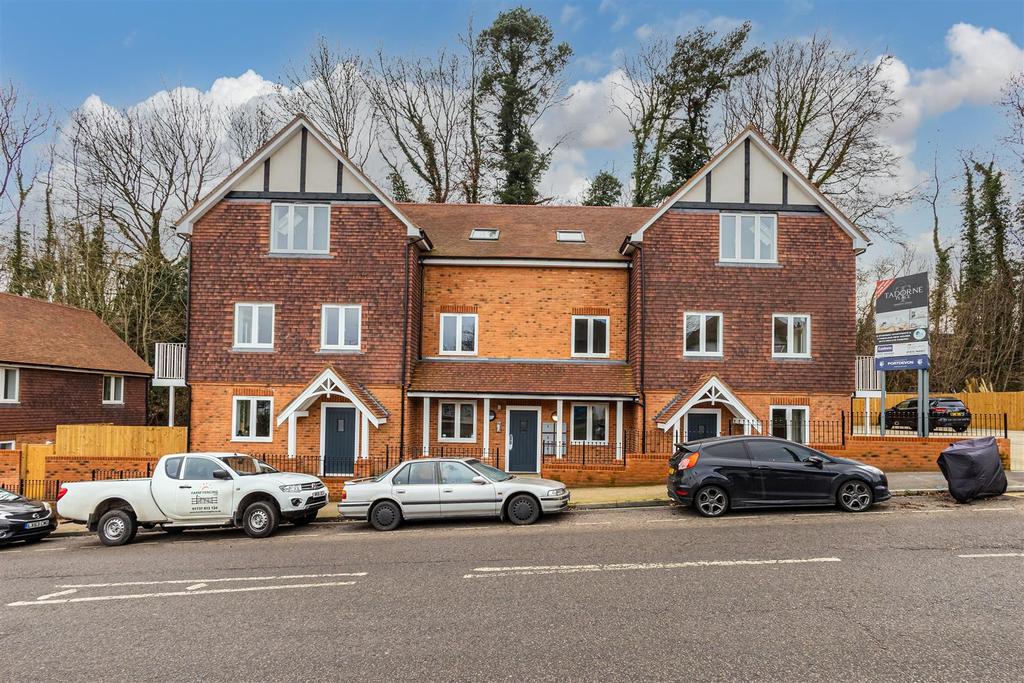 Ashurst Road, Tadworth 2 bed apartment £375,000