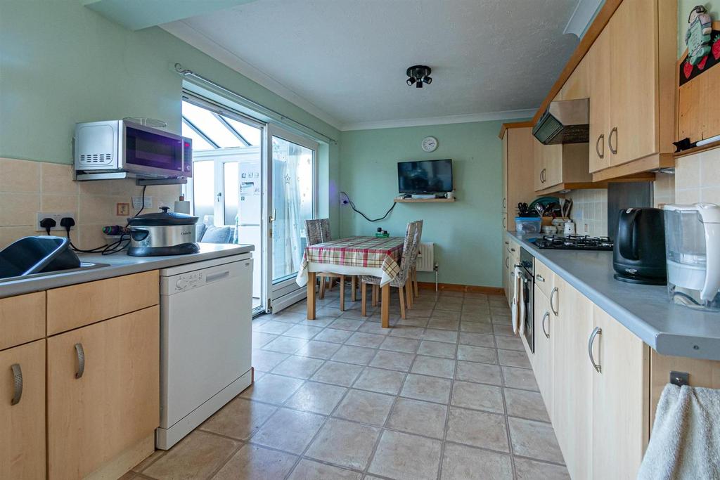 Burton Lane, Hornsea 3 bed semidetached house £190,000