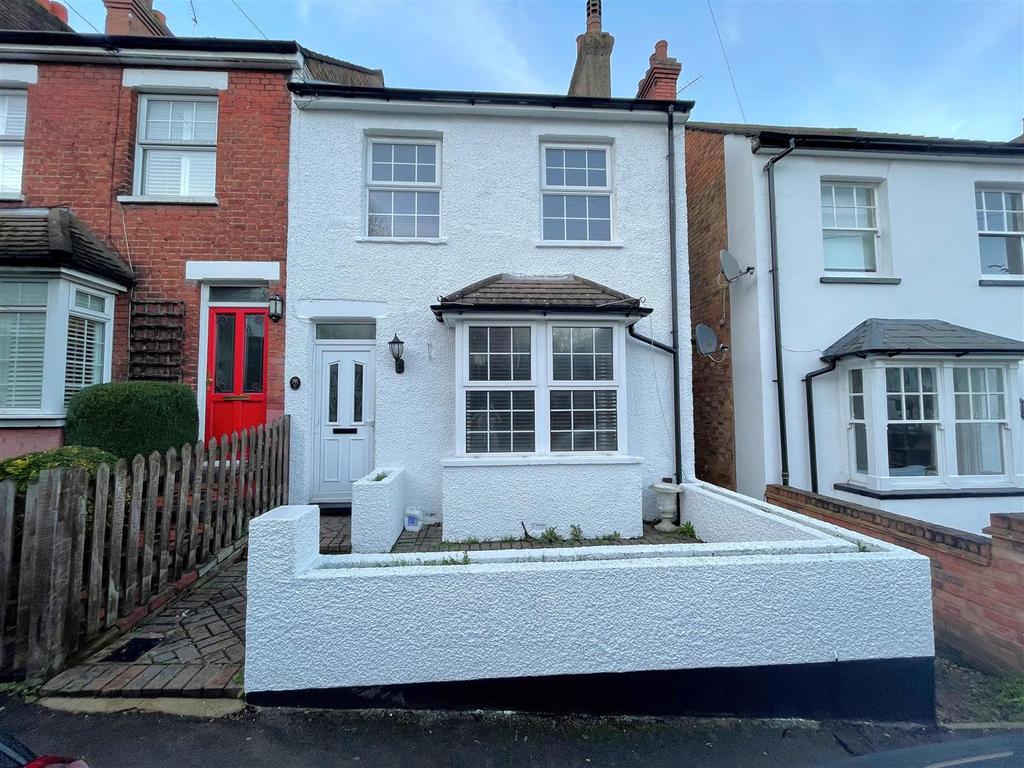 Aldenham Road, Radlett 3 bed semidetached house £2,100 pcm (£485 pw)