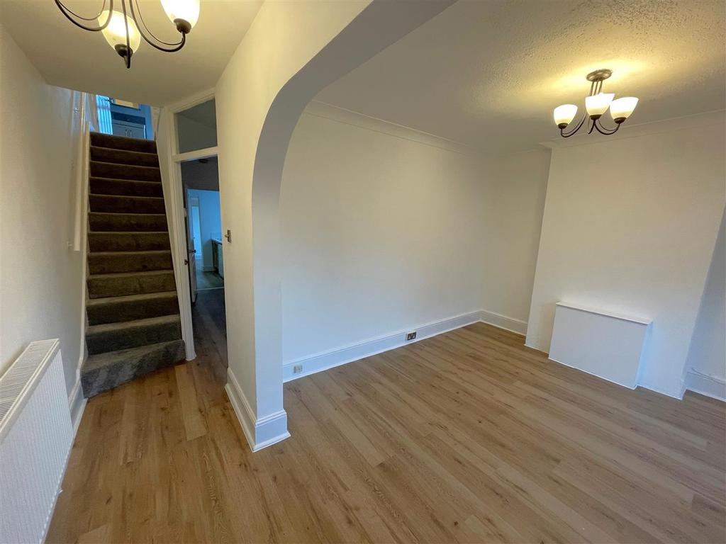 Aldenham Road, Radlett 3 bed semidetached house £2,100 pcm (£485 pw)