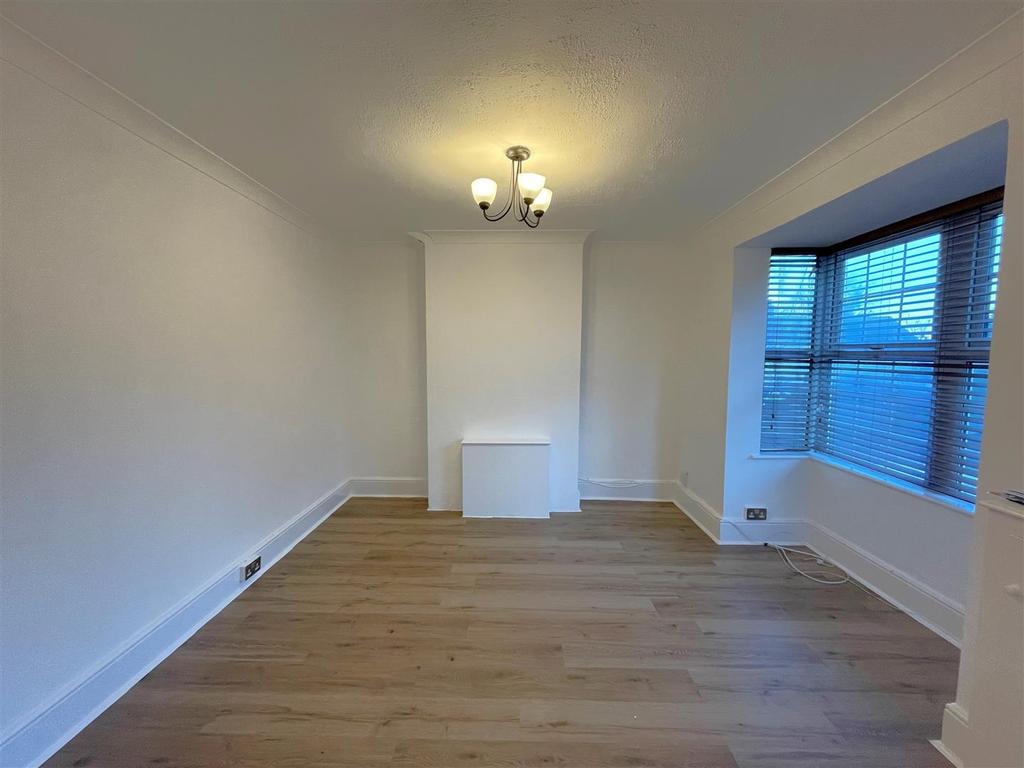 Aldenham Road, Radlett 3 bed semidetached house £2,100 pcm (£485 pw)