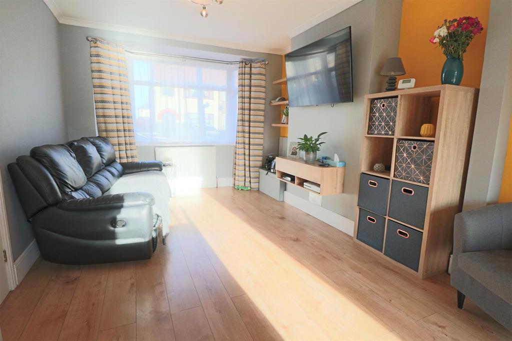 Waveney Crescent, Lowestoft 3 bed semidetached house £205,000