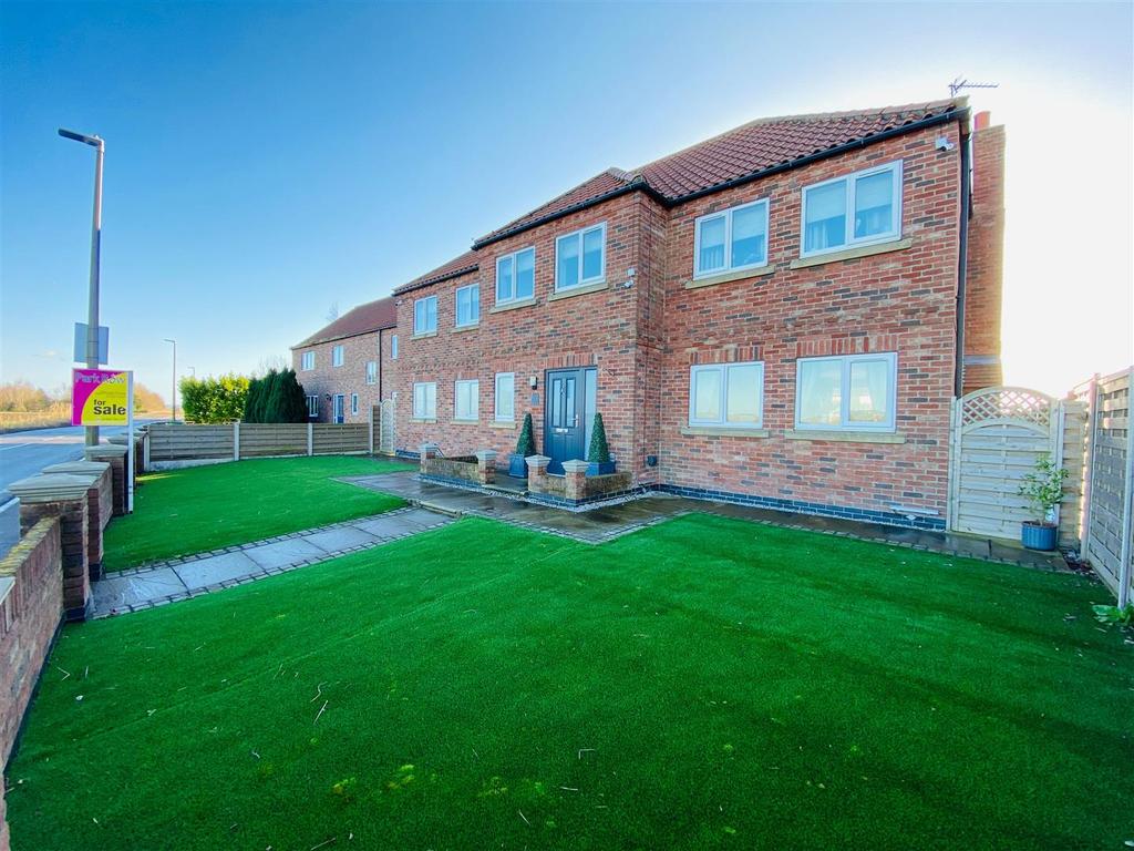 Kings Causeway, Swinefleet, Goole 5 bed detached house £325,000