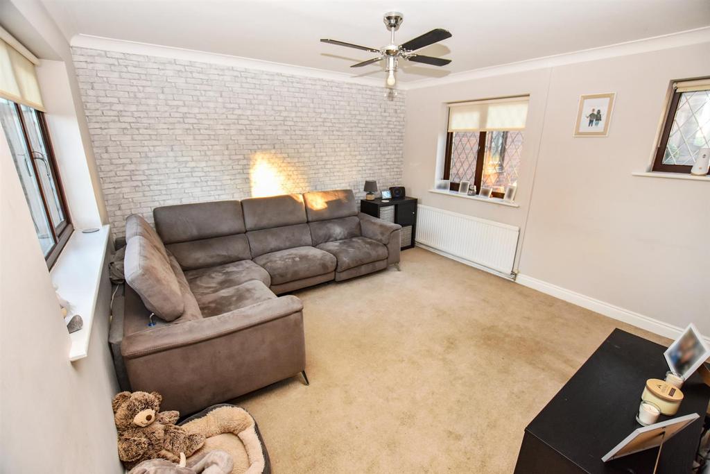 Hallowell Down, South Woodham Ferrers 2 bed terraced house £300,000
