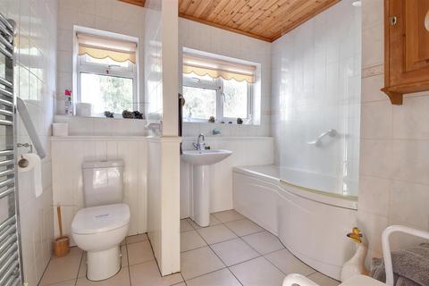 1 Chestnut Close, Tenterden, TN30 7AS