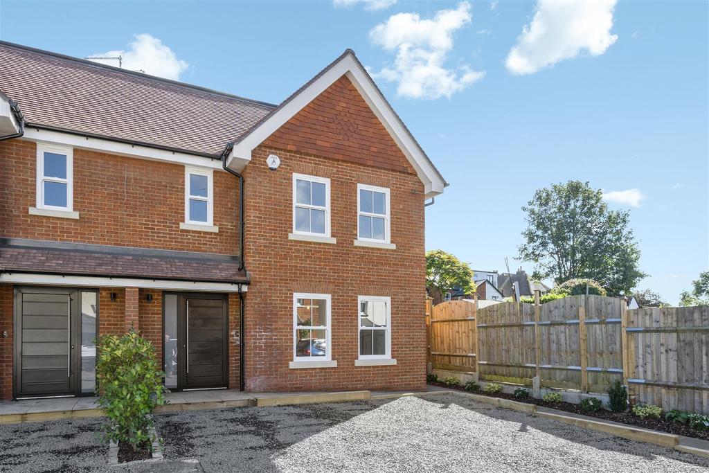 Denby Road, Cobham 4 bed semidetached house £825,000