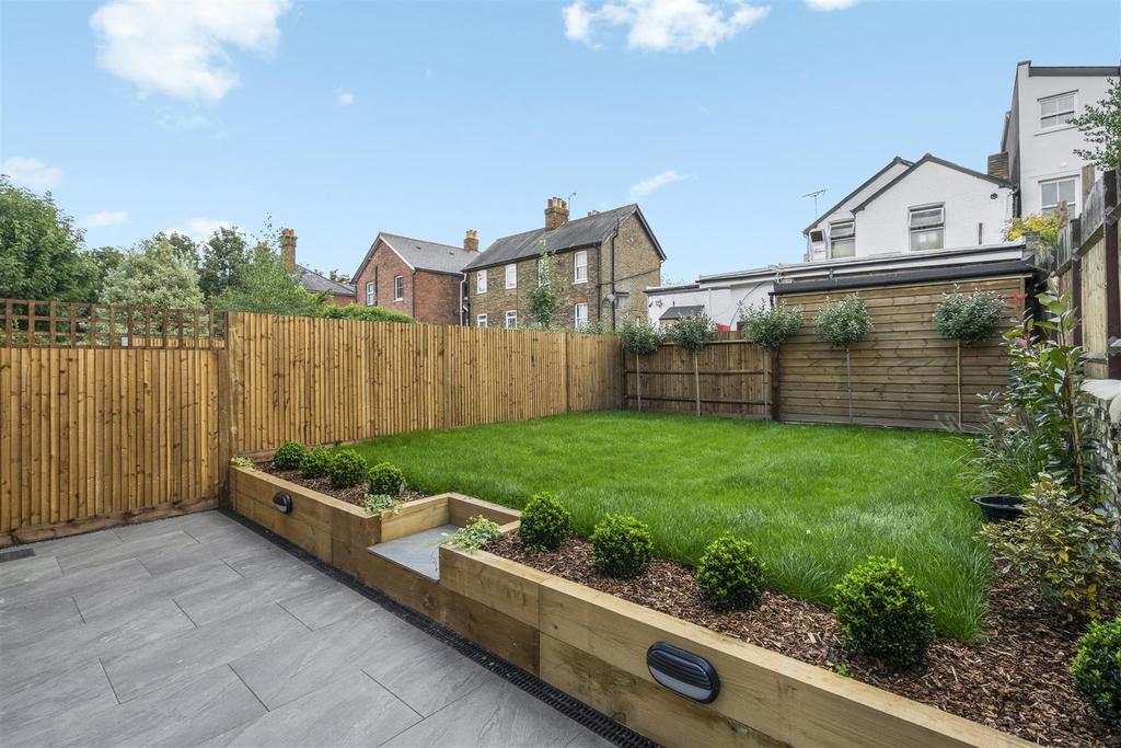 Denby Road, Cobham 4 bed semidetached house £825,000