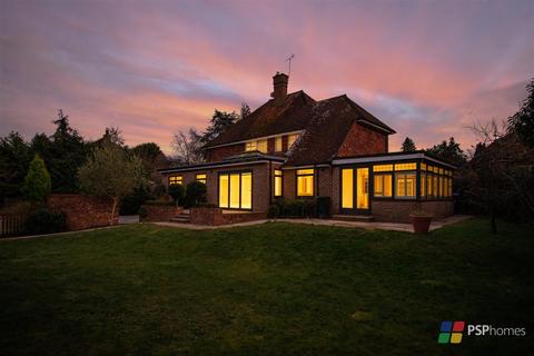 5 Calbourne, Haywards Heath, RH16 4AQ
