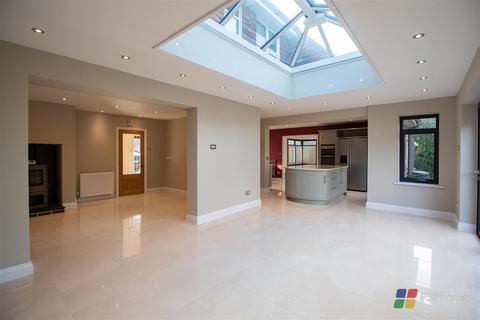 5 Calbourne, Haywards Heath, RH16 4AQ