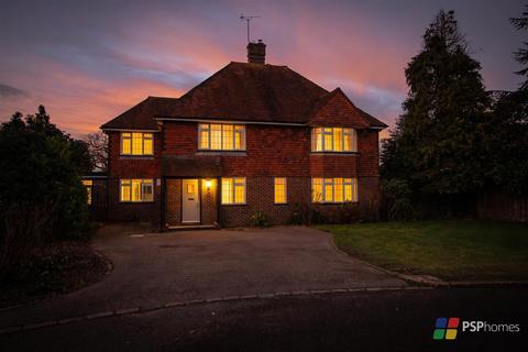 5 Calbourne, Haywards Heath, RH16 4AQ