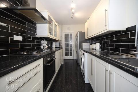 14 Felstead Close, Luton, LU2 7LR