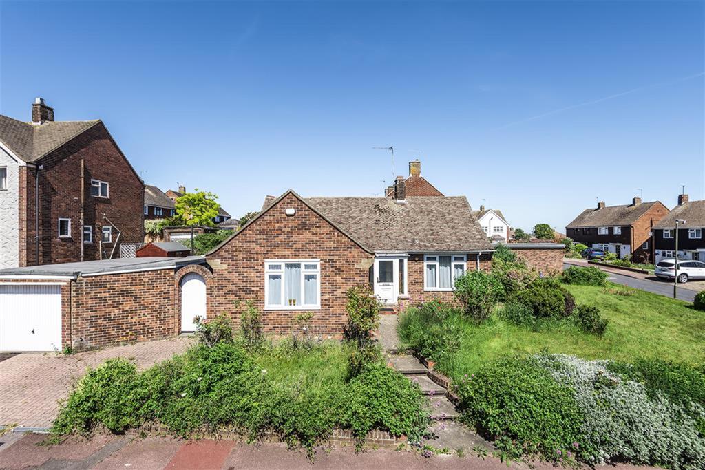 Downsview, Chatham, ME5 0AN 3 bed bungalow £1,300 pcm (£300 pw)
