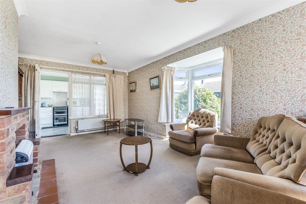 Downsview, Chatham, ME5 0AN 3 bed bungalow £1,300 pcm (£300 pw)