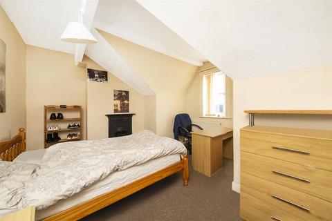 14 Burchett Place, Leeds, LS6 2LN