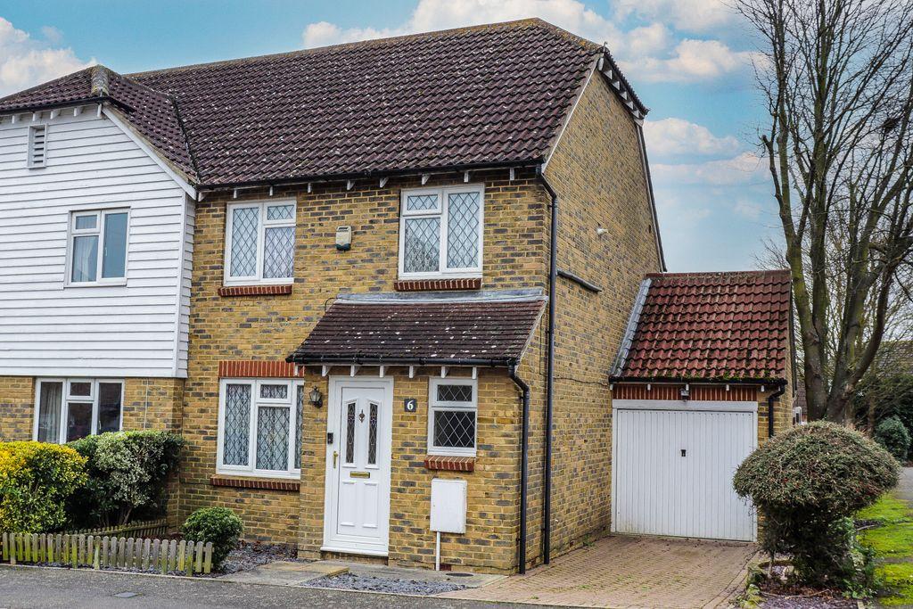 Grandsire Gardens, Hoo St. Werburgh... 3 bed semidetached house £380,000