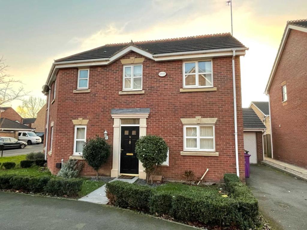 Brigadier Drive, West Derby 3 bed semidetached house £850 pcm (£196 pw)