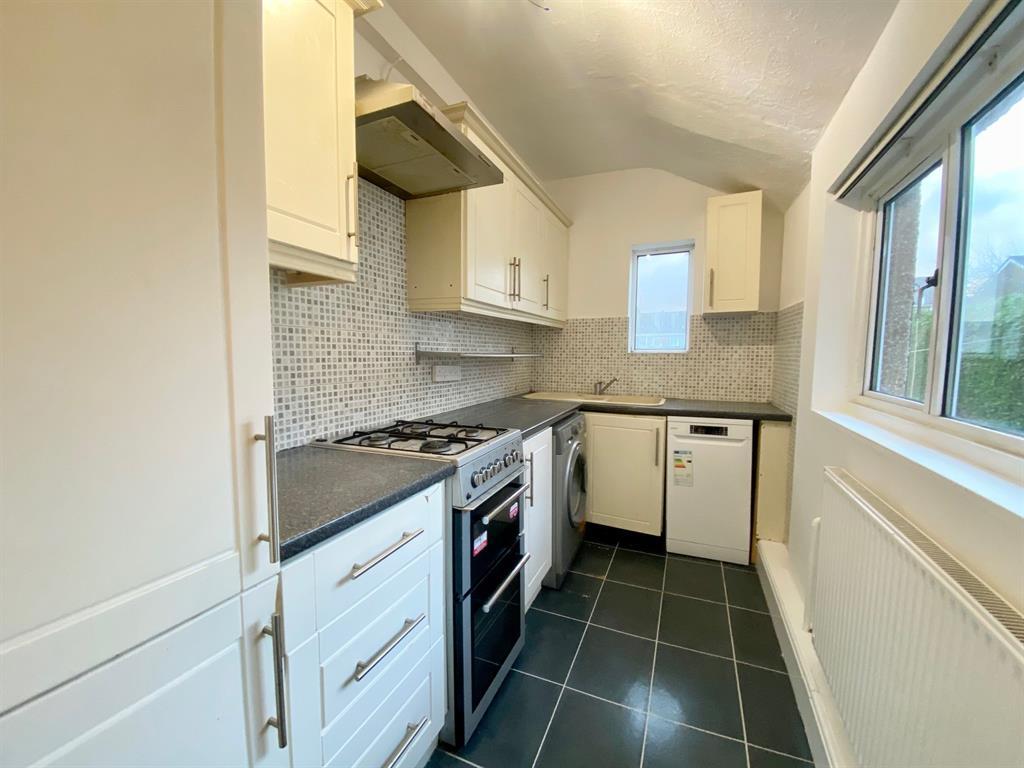 Sitwell Avenue, Stocksbridge... 2 bed terraced house £600 pcm (£138 pw)